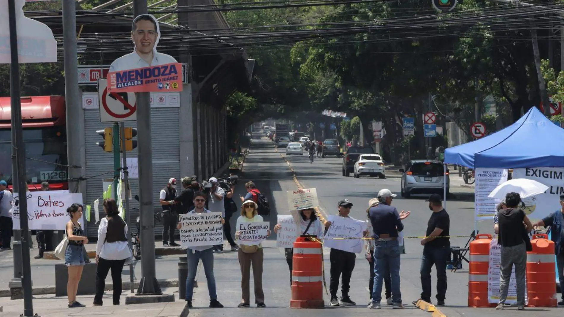 Vecinos Benito Juarez cierran Metrobus por agua contaminada